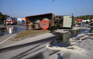 LKW in Kreisverkehr umgestürzt