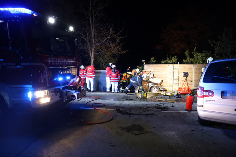 Schwerer Verkehrsunfall mit eingeklemmter Person