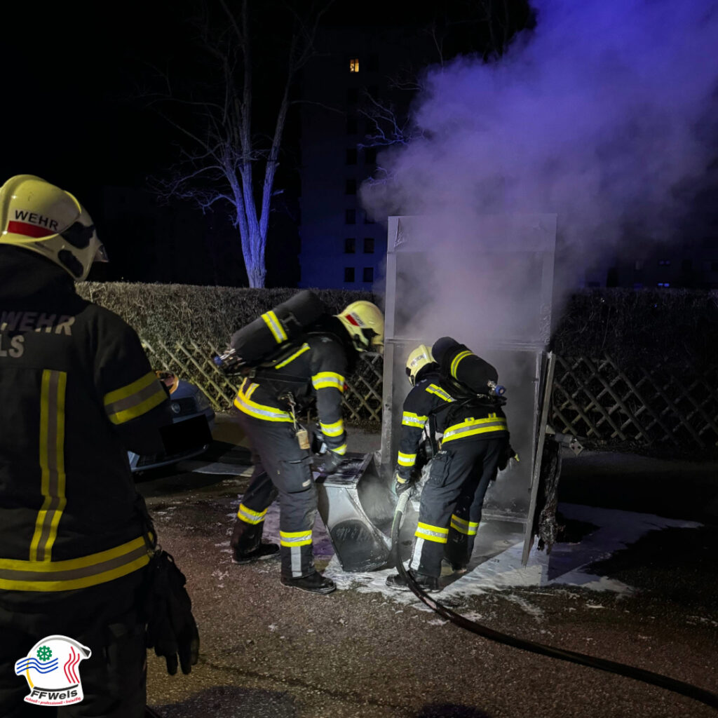 Feuerwehr Wels Brand eines Altkleidercontainers