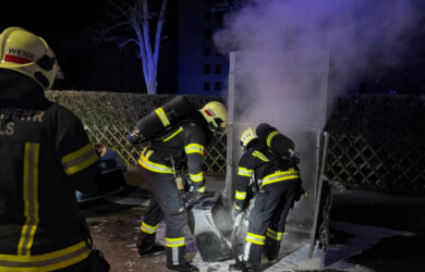 Feuerwehr Wels Brand eines Altkleidercontainers