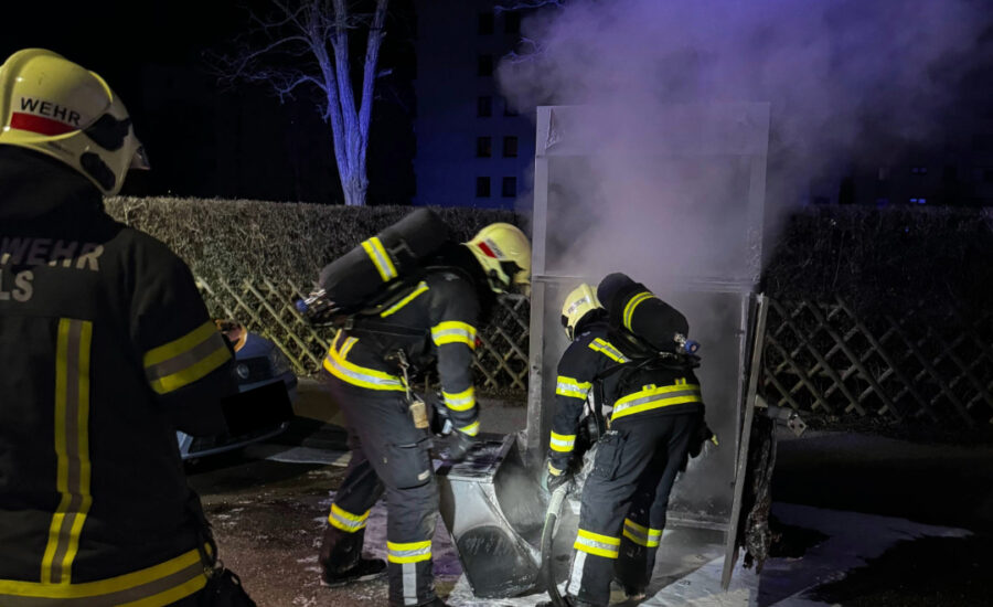 Feuerwehr Wels Brand eines Altkleidercontainers