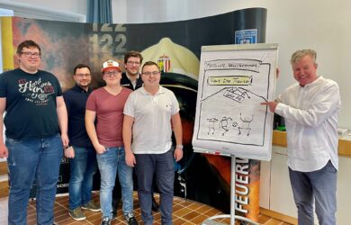 Günter Ertl (rechts am Foto) mit den motivierten Teilnehmern der Ausbildung zum Junior-Trainer der Feuerwehr Wels