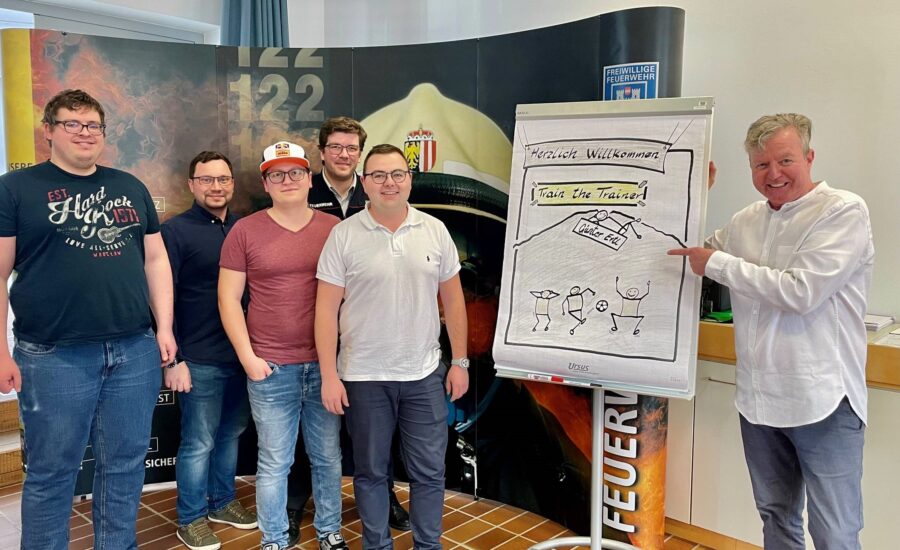 Günter Ertl (rechts am Foto) mit den motivierten Teilnehmern der Ausbildung zum Junior-Trainer der Feuerwehr Wels