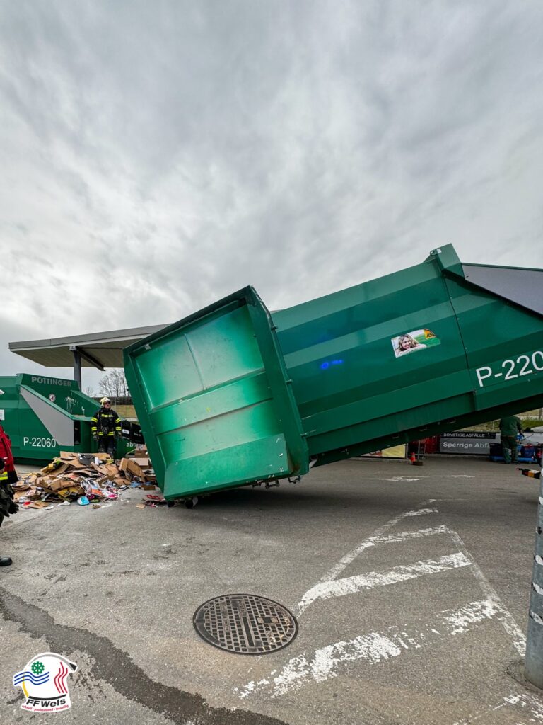 Brand eines Kartonangencontainers in Wels Neustadt