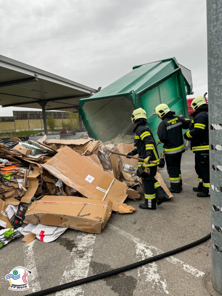 Brand eines Kartonangencontainers in Wels Neustadt