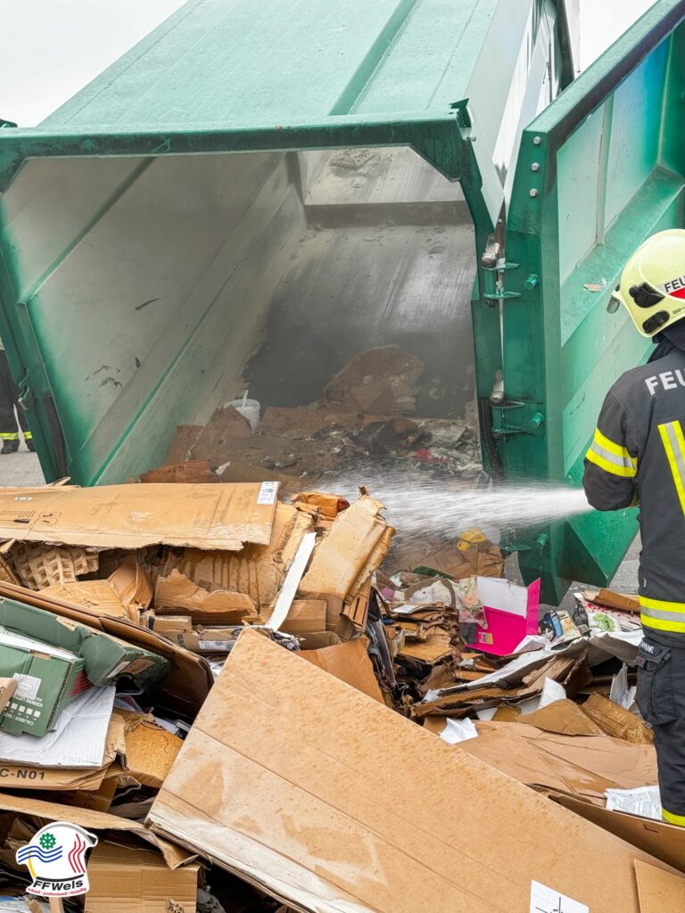 Brand eines Kartonangencontainers in Wels Neustadt