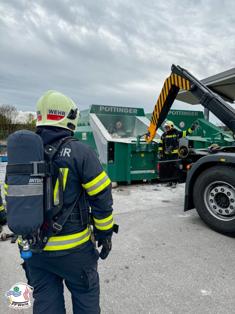 Brand eines Kartonangencontainers in Wels Neustadt